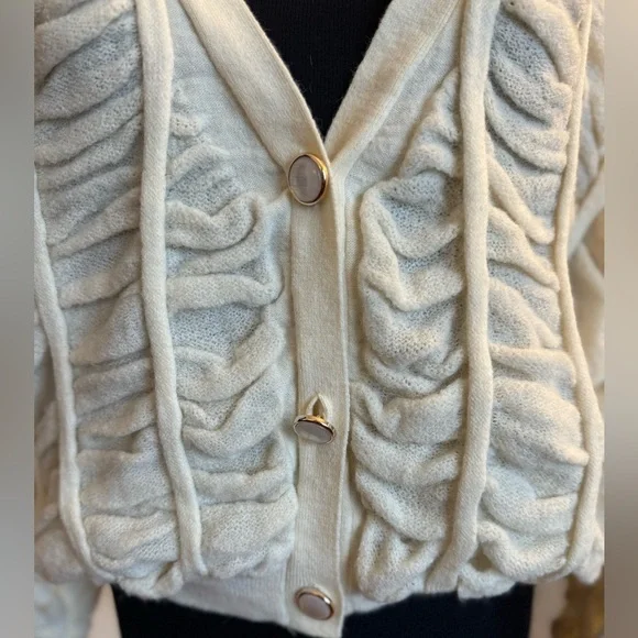 White chunky knit cardigan with buttons. Large flowy sleeves - Picture 5 of 9